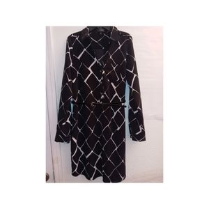 The Limited Dress Shirt Black/White Vneck Adjustable sleeves EUC Size S